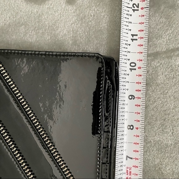Tarnish Patent Black Wallet Clutch 13 Card Zipper Trim Detail - Picture 10 of 11
